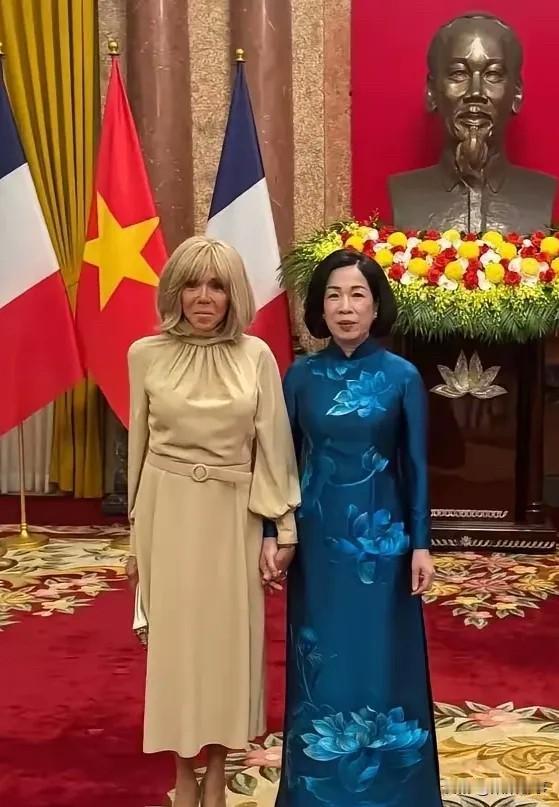 法国总统夫人被说配不上？其实这事背后有这些门道
前几天看到新闻里法国总统马克龙老