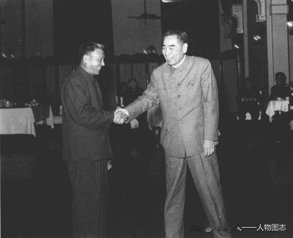 1966年1月23日,周恩来与著名快板书演员李润杰亲切握手