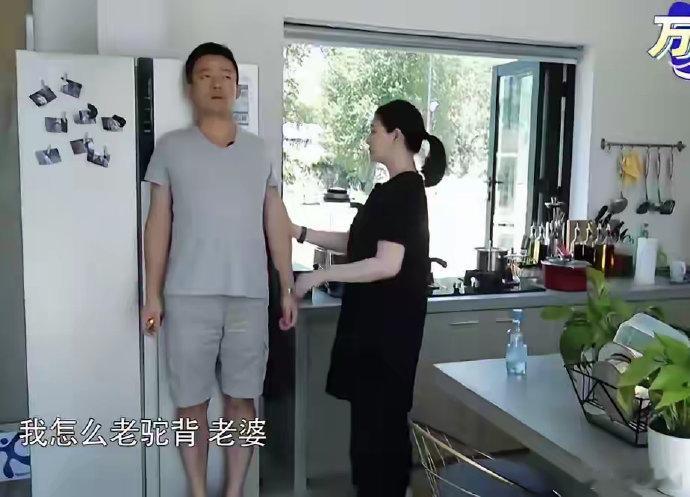 曾经恩爱甜蜜，汪小菲驼背被大S巧治。然如今物是人非，过往美好成追忆，令人唏嘘。 