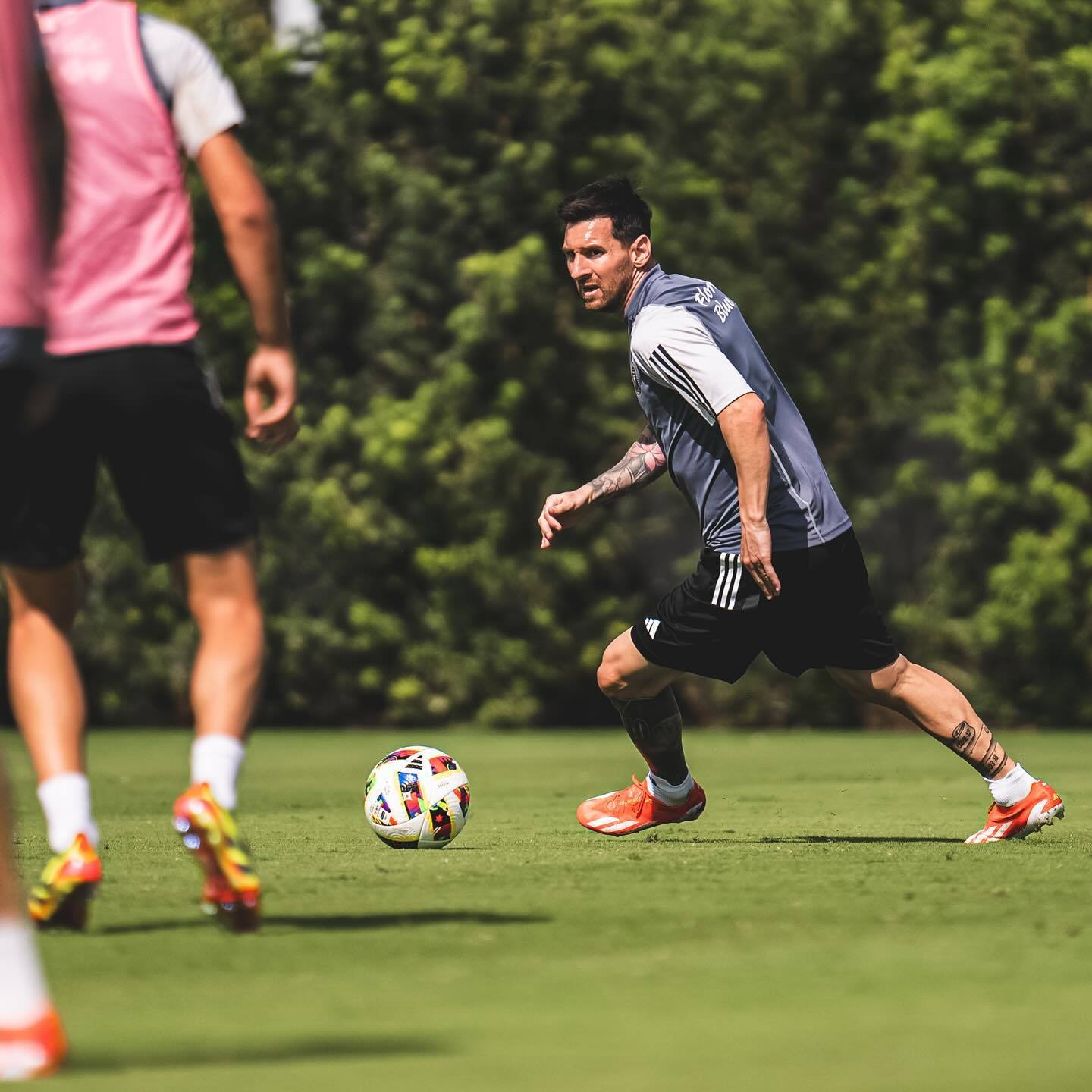 梅西ins晒备战训练：👍⚽️👟#梅西[超话]##新英格兰革命vs迈阿密国际#