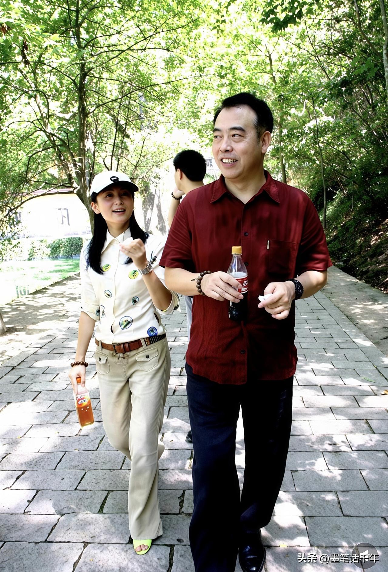2010年旧照曝光：陈红在陈凯歌身边的状态，才是婚姻里的松弛范本

翻到2010