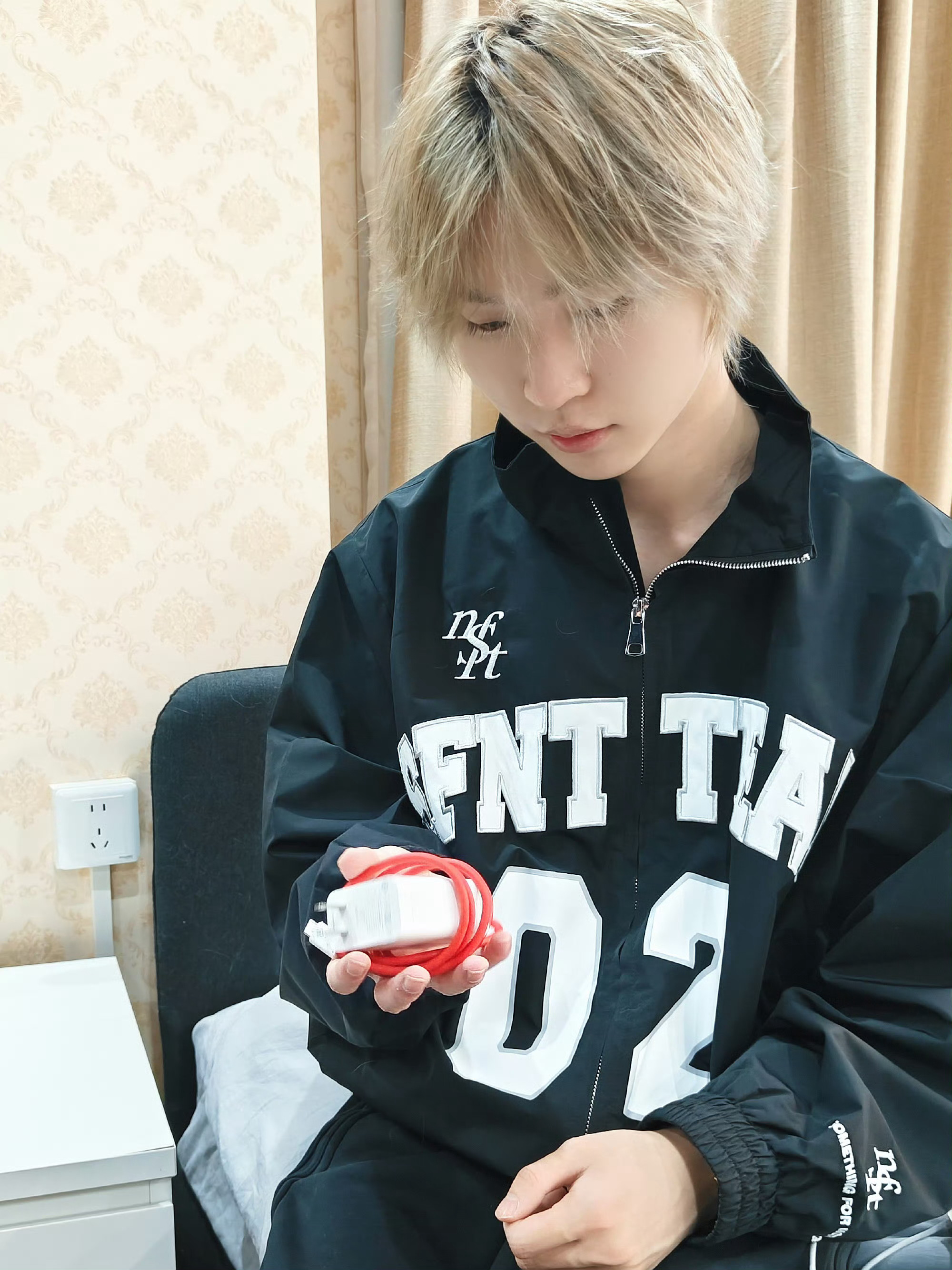 把充电器收拾的整整齐齐的孩子 