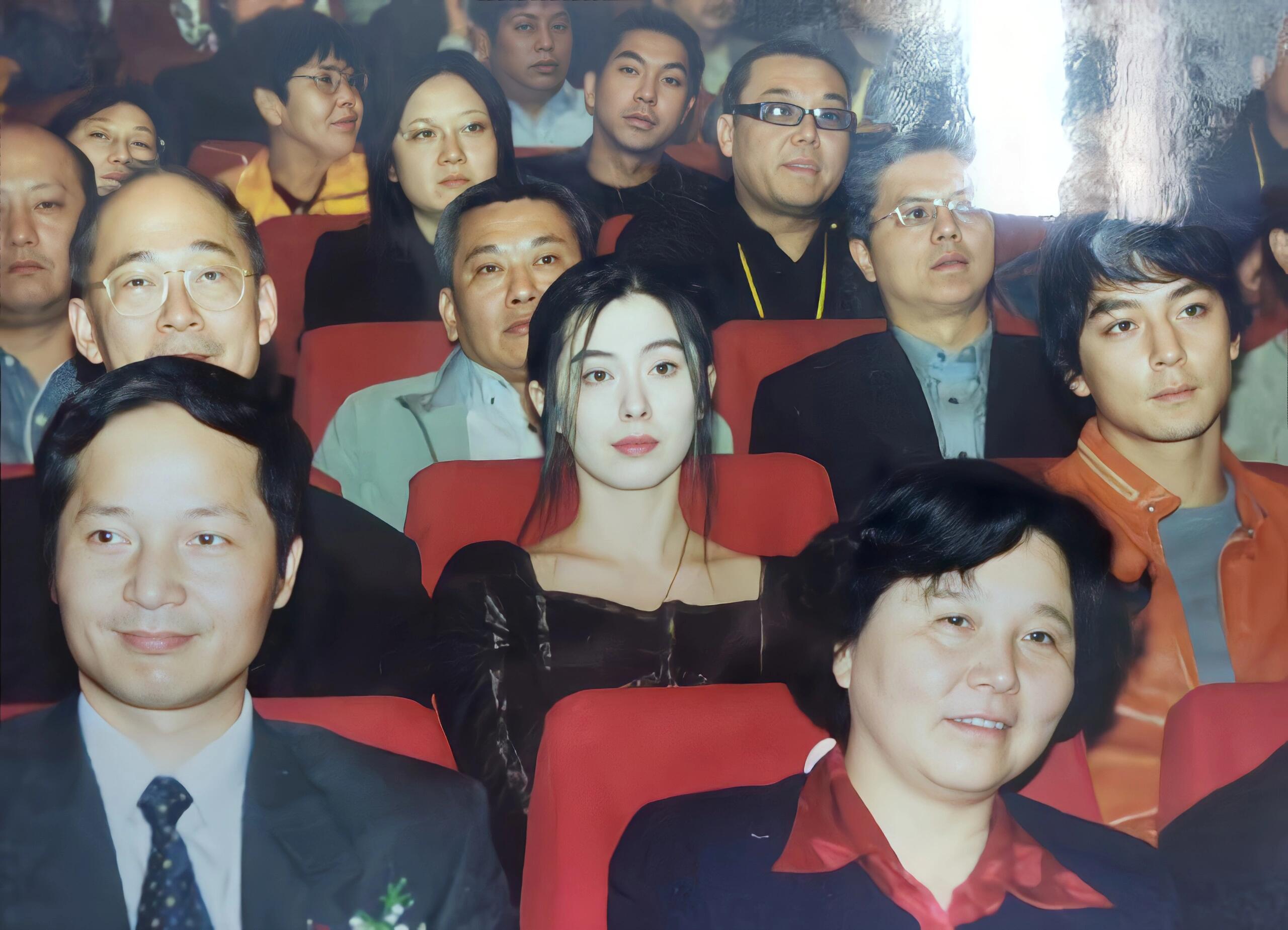 吴彦祖在王祖贤旁边，被秒的渣都不剩，这才是真正的女神，不论男女，都能秒了 ​​​