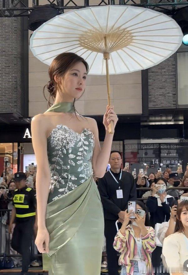 陈都灵绿色亮片鱼尾裙陈都灵撑伞走秀的气场太绝了！前一秒温柔似水，后一秒眼神犀利，