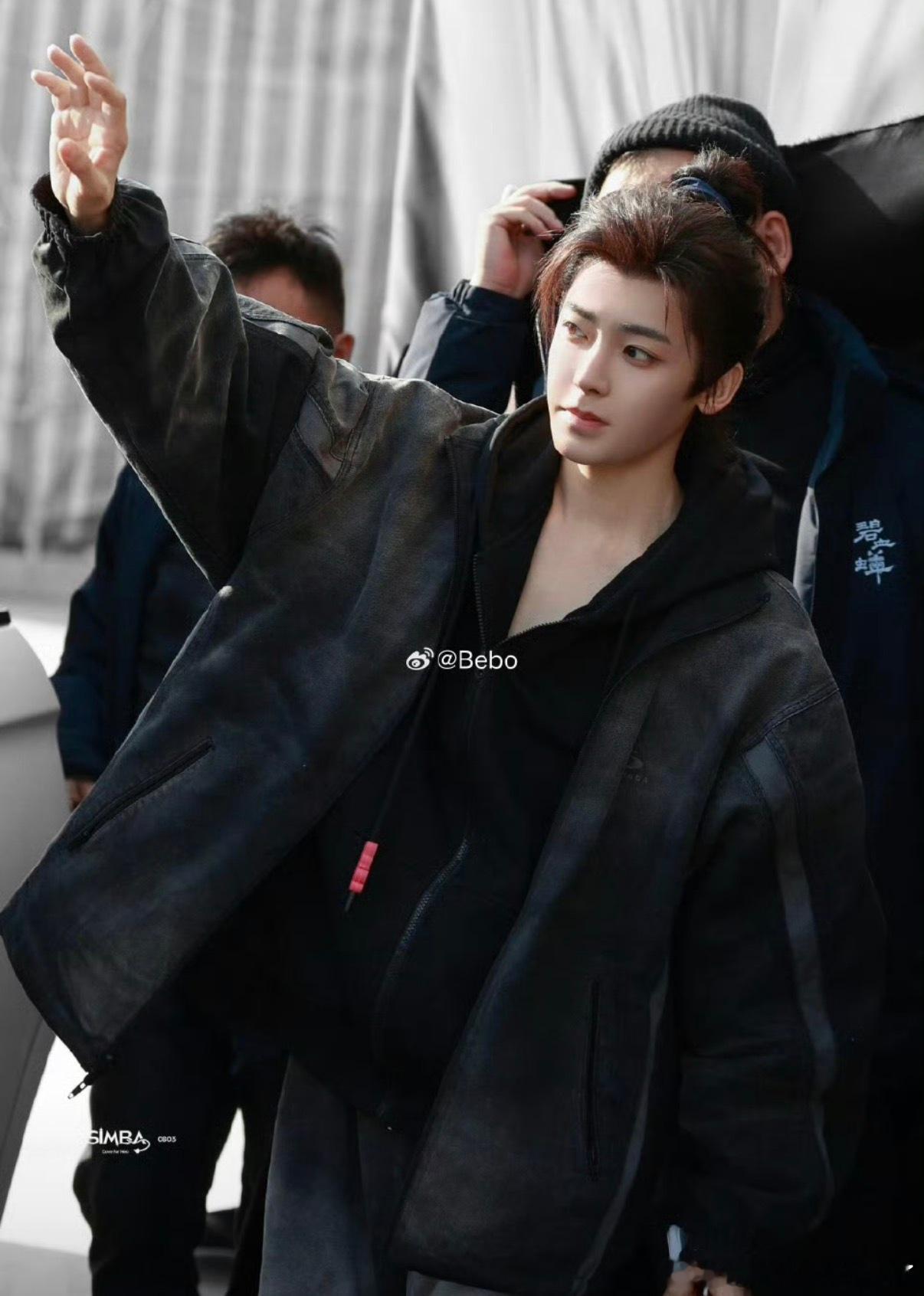 没人告诉我侯明昊这么抽象啊一本正经做搞笑事的反差感拉满，这就是侯明昊，前一秒还是