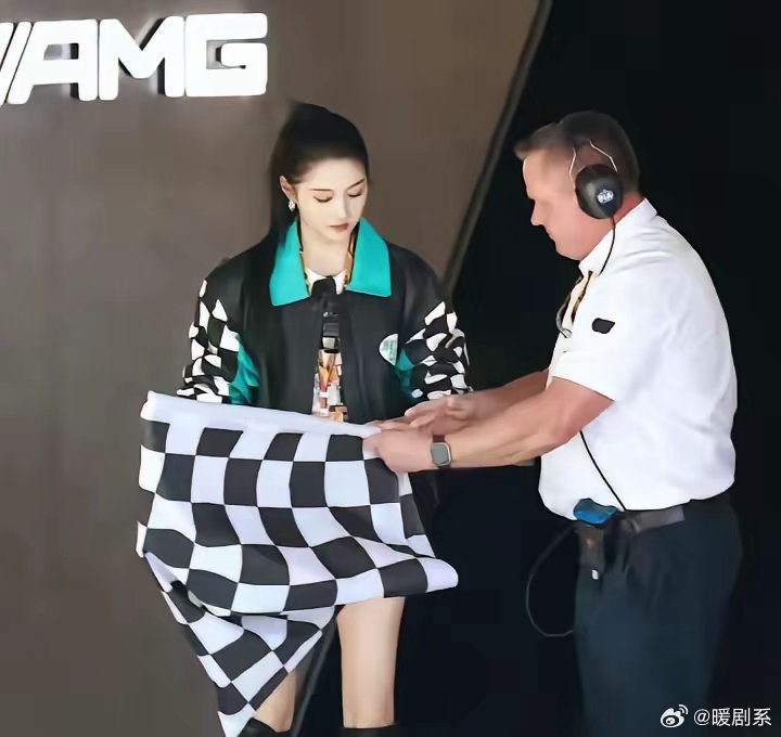 关晓彤给鹿晗剥虾那一刻，全网都错了。不是分手，是压根不屑解释。三个月前所有人都在