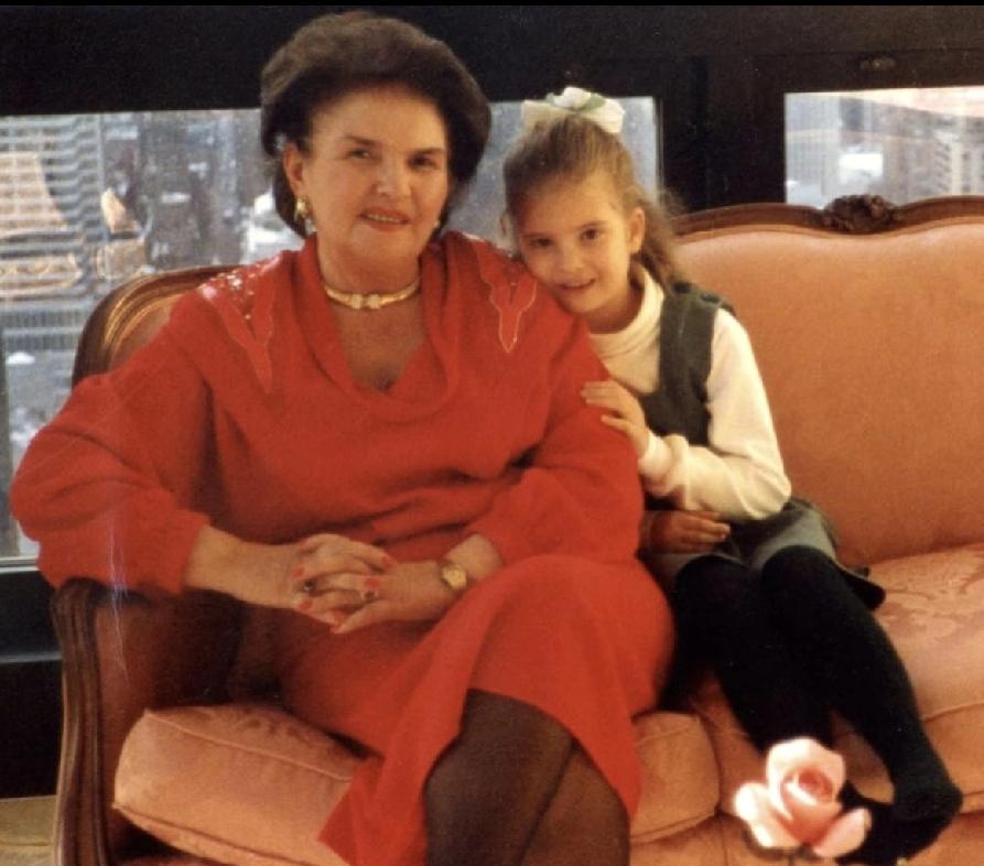 伊万卡的外婆是位高寿之人，伊万卡的妈妈是老人唯一的孩子。
伊万卡的妈妈去世后，伊