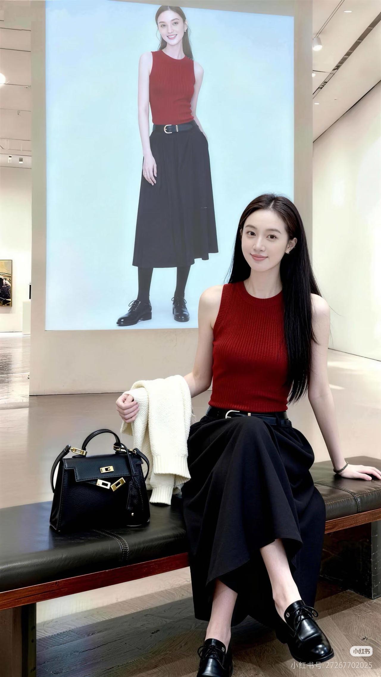 红衣映照，黑裙相伴，优雅如画。