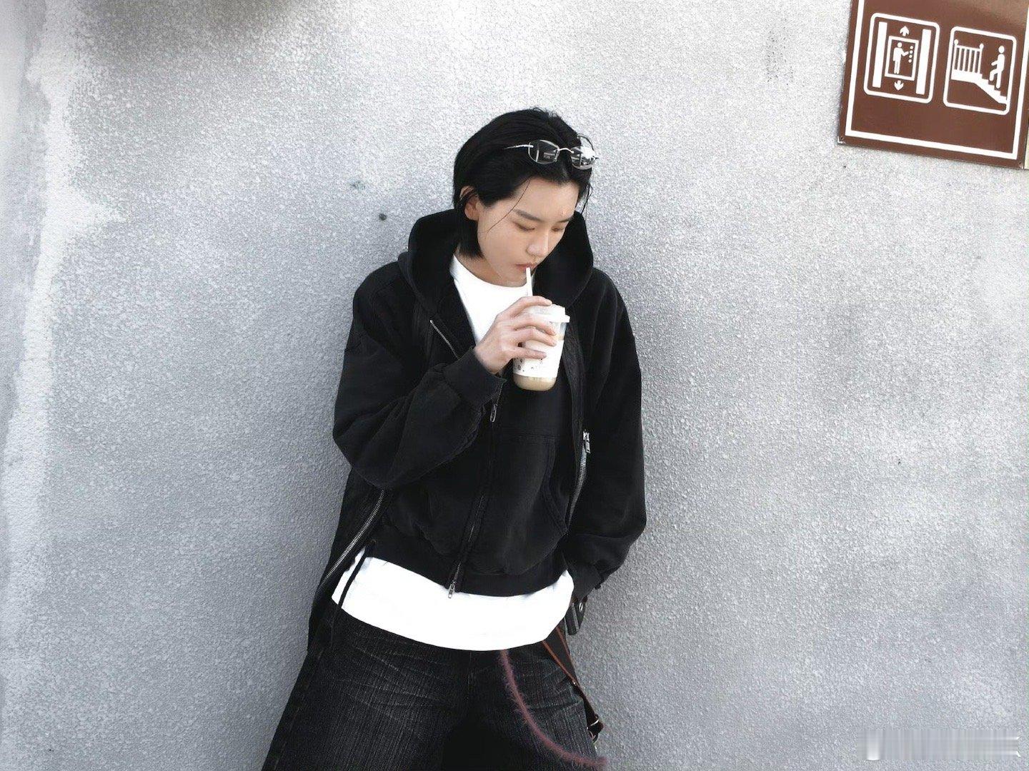 陆柯燃成都路演饭撒被问卫生间在哪成都路演现场笑不活了！陆柯燃乖巧戴猫耳、疯狂比心