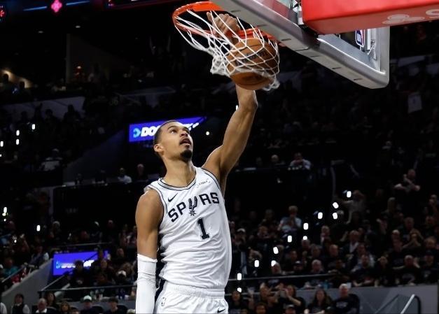 奥尼尔罕见盛赞文班亚马：这才是现代内线的完美模板！

NBA传奇中锋"大鲨鱼"奥