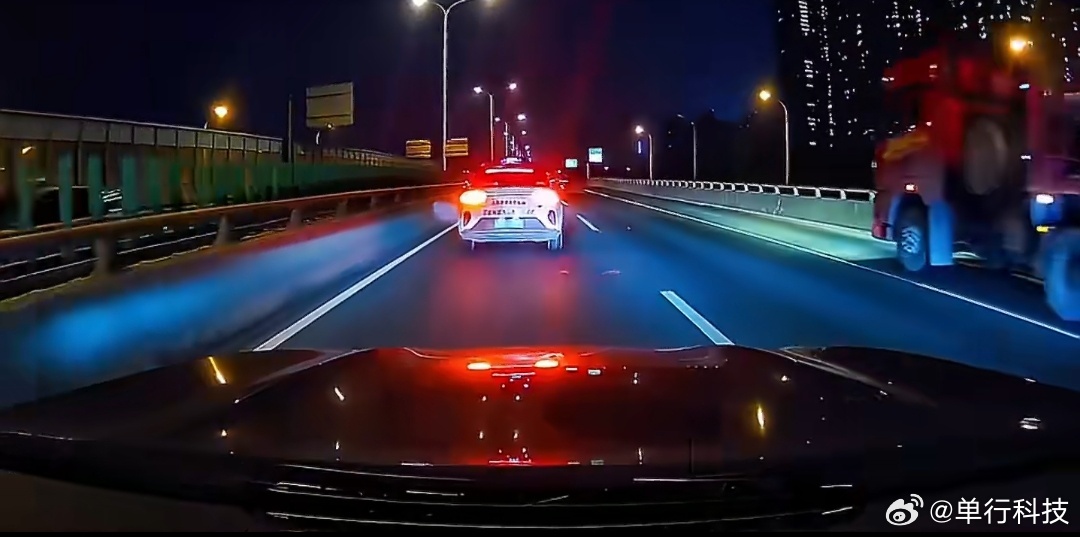 武汉多辆萝卜快跑出故障集体故障这个有点吓人了，直接路中间一停变路障，车里的乘客估