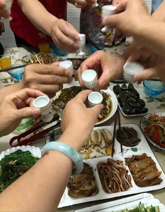 2024年，河南驻马店，男子应邀前往朋友家中吃饭，期间不胜酒力醉倒。男子家属得知