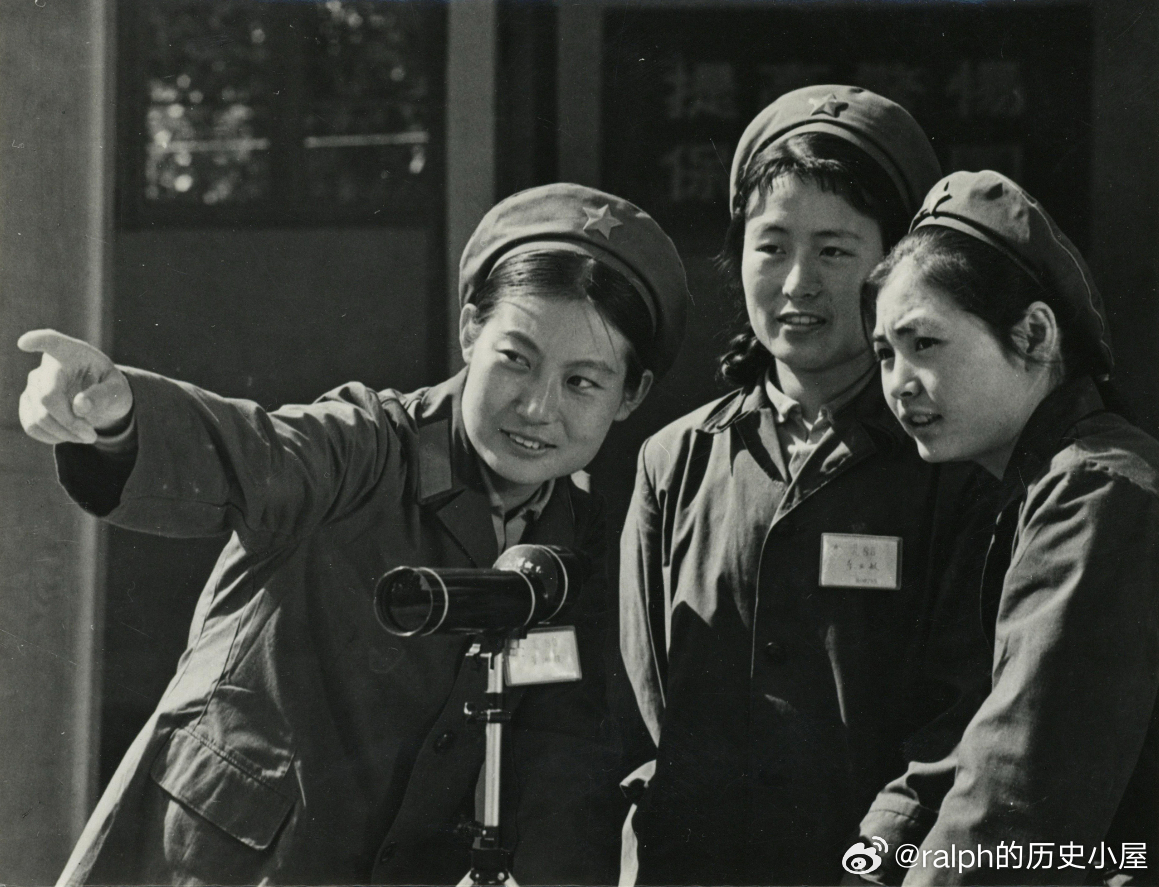 1975年5月解放军第三届运动会上女射击手李亚敏与裁判员，《人民摄影》1975年