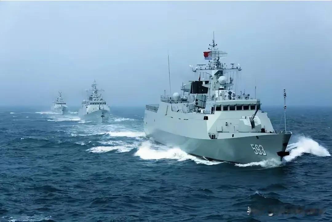 昨夜泰国军方突然亮剑，8艘主力战舰像铁锁般横亘在柬埔寨戈公省外海，直升机在甲板上
