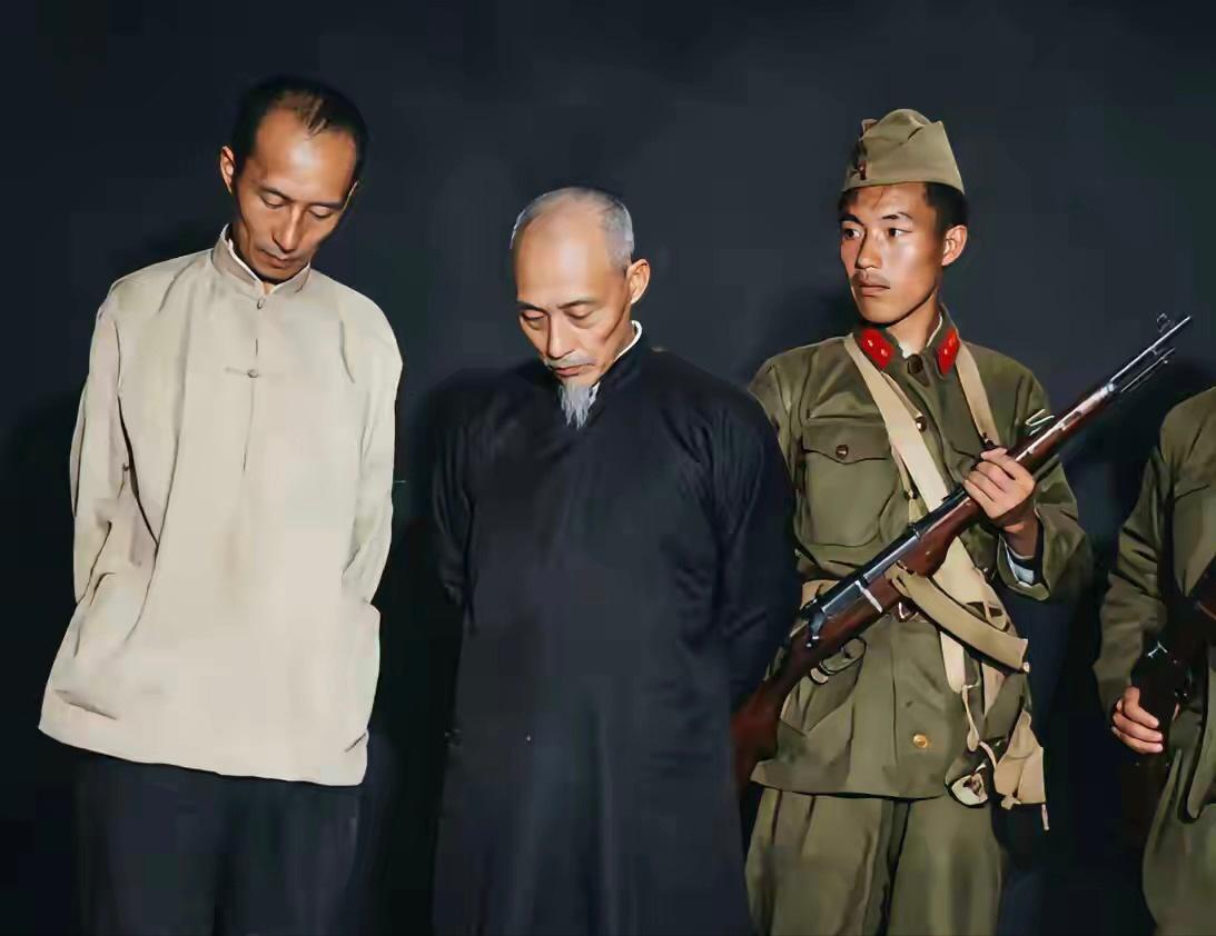 1957年，深圳罗湖。边防战士拦住一个白发老头。他低着头，背佝偻着，旁边还跟着原