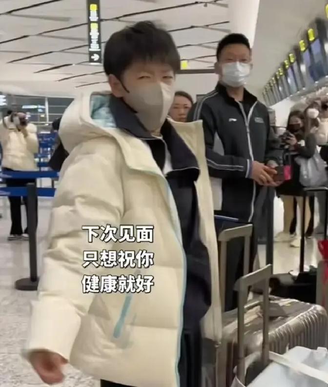 莎莎被拍到一瘸一拐回京，右脚几乎不敢着地，行李全由佳佳推着。
前一天她还硬撑去外