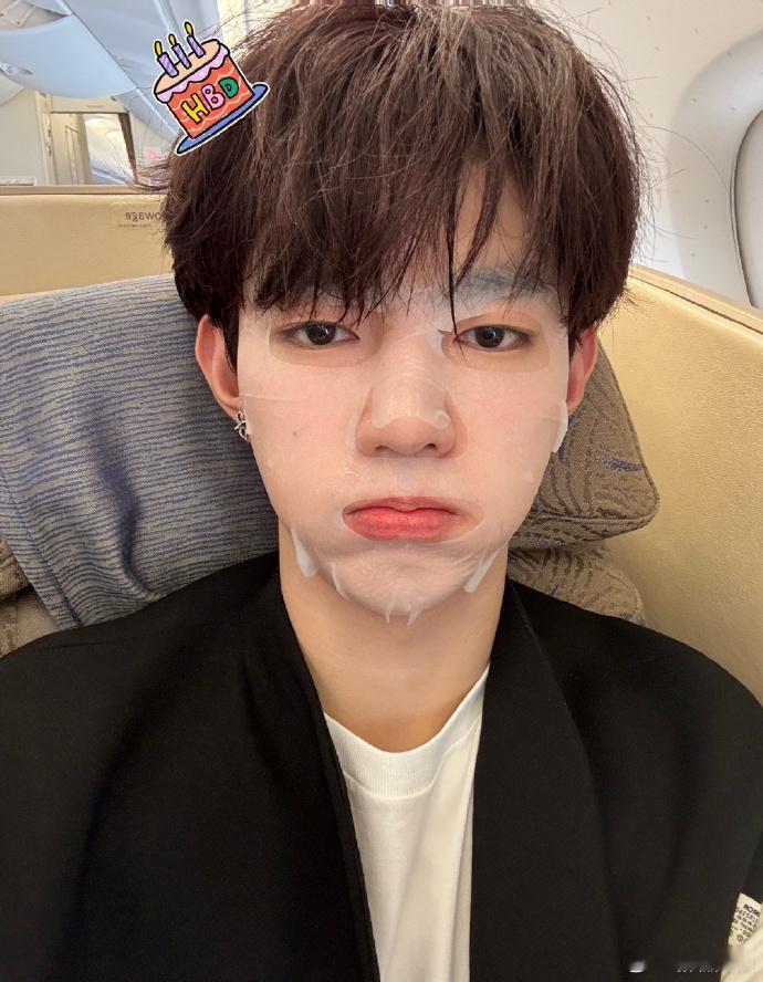 #章昊生日晒自拍##章昊晒敷面膜怼脸照# 章昊在生日时晒出的自拍，如同星辰闪耀。