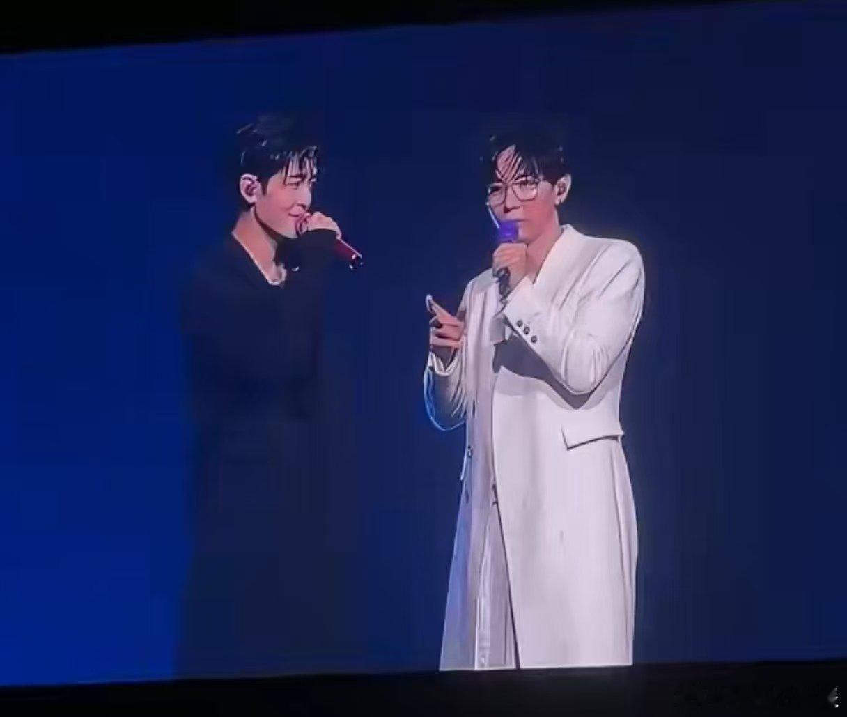 胡夏付辛博终于又合体了 胡夏付辛博合体惊喜！演唱会现场付辛博现身，两人合唱经典，