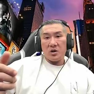 台网红“馆长”直播时说：“我收到大陆邀请啦！明晚就出发，去参加光复节80周年的纪