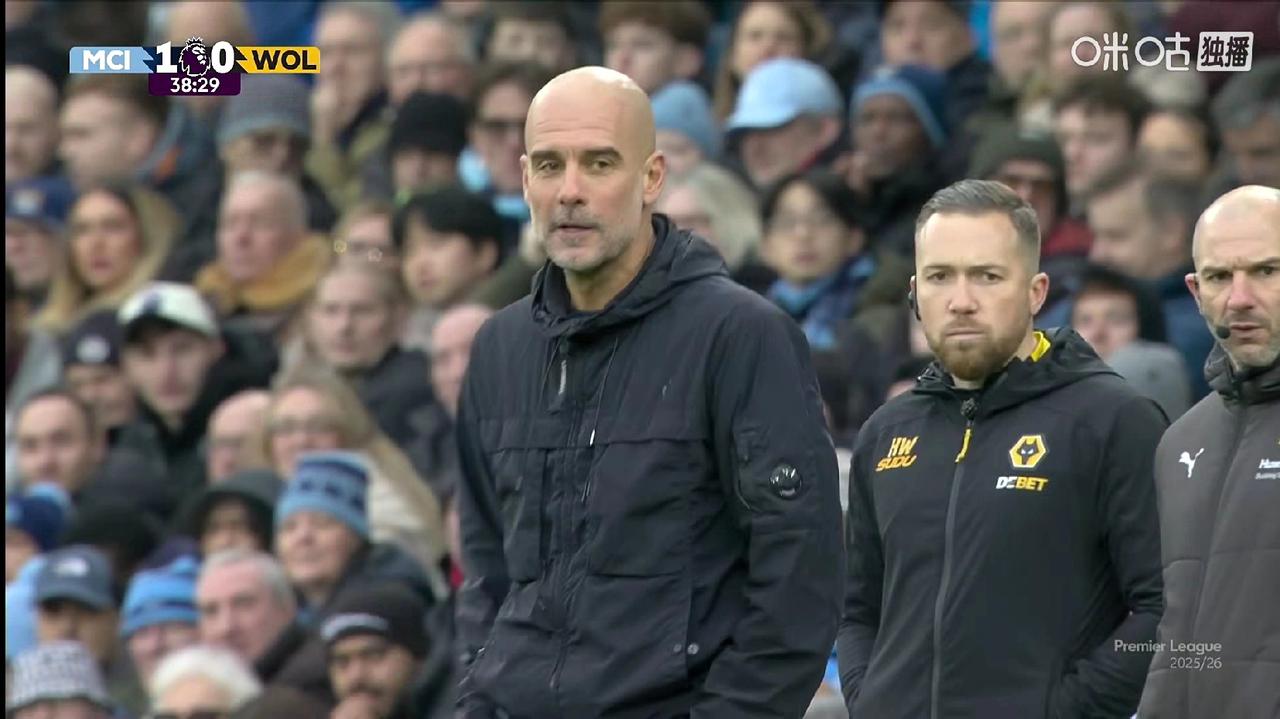 瓜迪奥拉真的被裁判气笑了！
英超联赛第23轮曼城主场对阵狼队，上半场马尔穆什接队