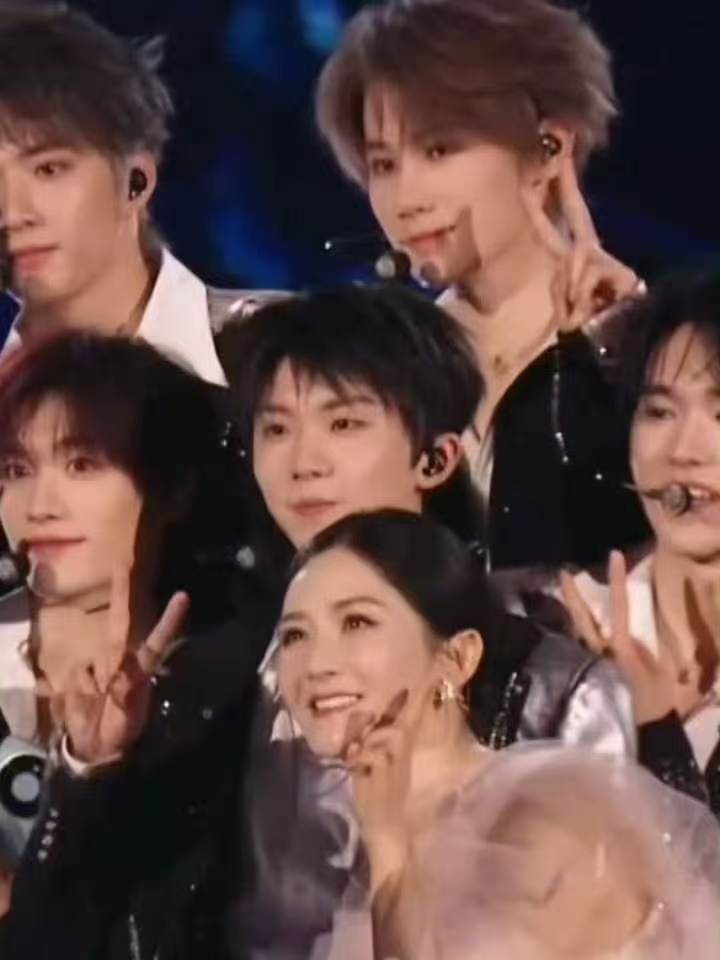 马嘉祺称谢娜物料大王 马嘉祺认证谢娜物料大王，只因收到娜姐发来的演唱会直拍，本来