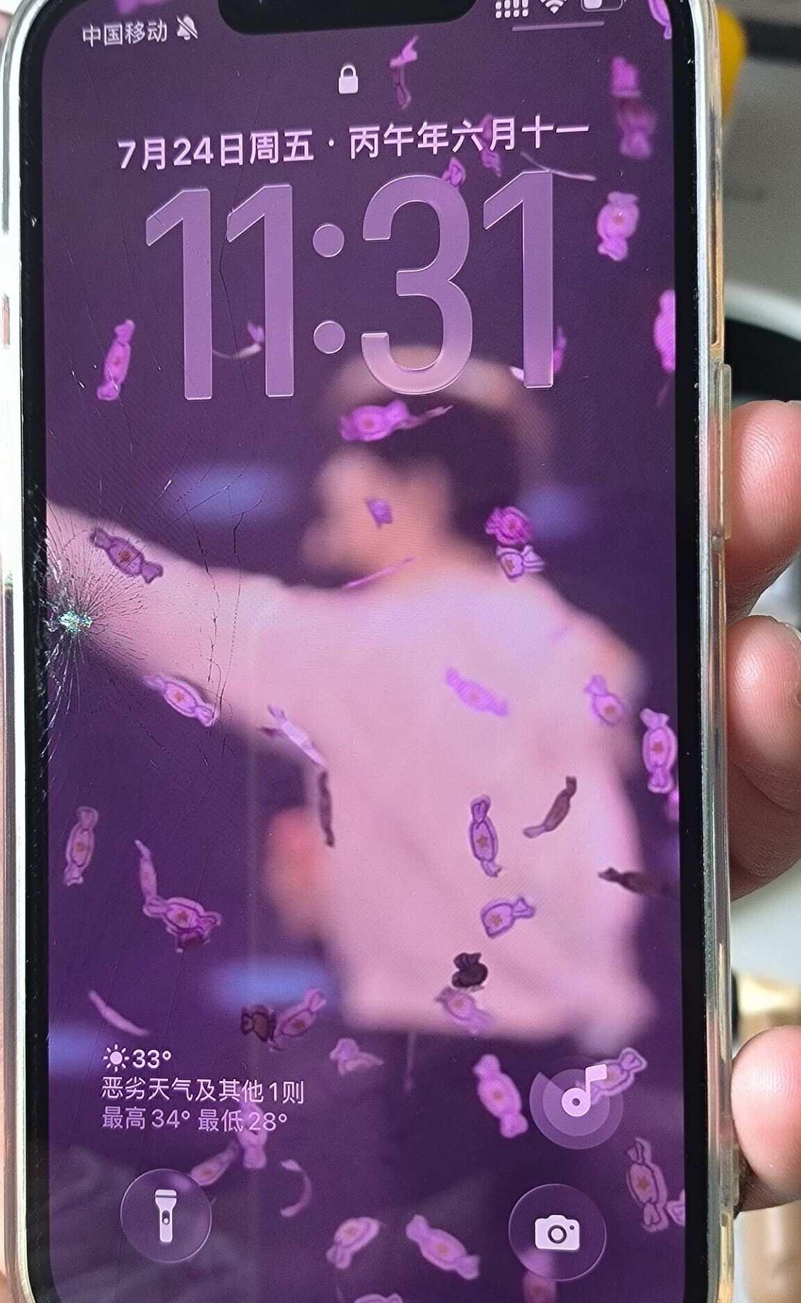 碎成这样丢了算了
特别倒霉啊，五月才买的，连膜带屏幕一起碎的。因为是二手的也不考