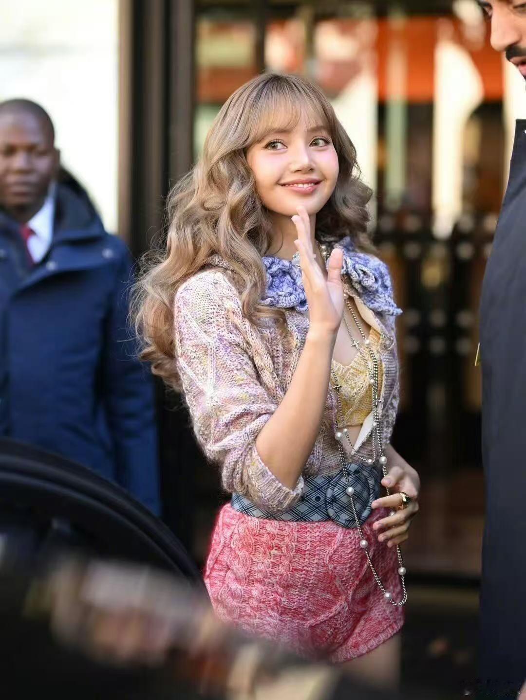 lisa巴黎时装周真人芭比 ​​​谁懂lisa这个造型有多美！！！完全真人芭比娃