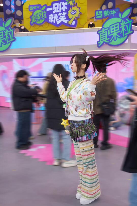 可爱双马尾少女杨超越可爱的头发飞起