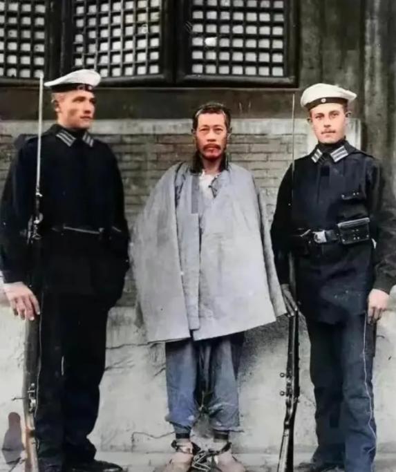 这是晚清神机营霆字枪队章京恩海的临刑照，他因射杀肆意杀害中国百姓的德国公使而被处