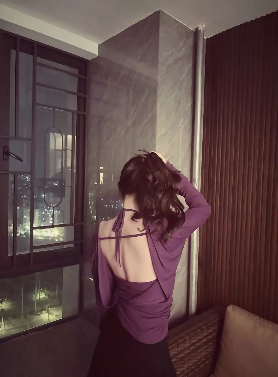 像你这样轻浮说爱的人 也会偷偷用眼睛追随一个人的背影吗