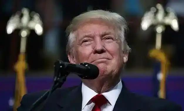 终于吸取了教训，回去的时候没敢再挥手。这趟赴美，去时有多嚣张自信，回来时就有多狼
