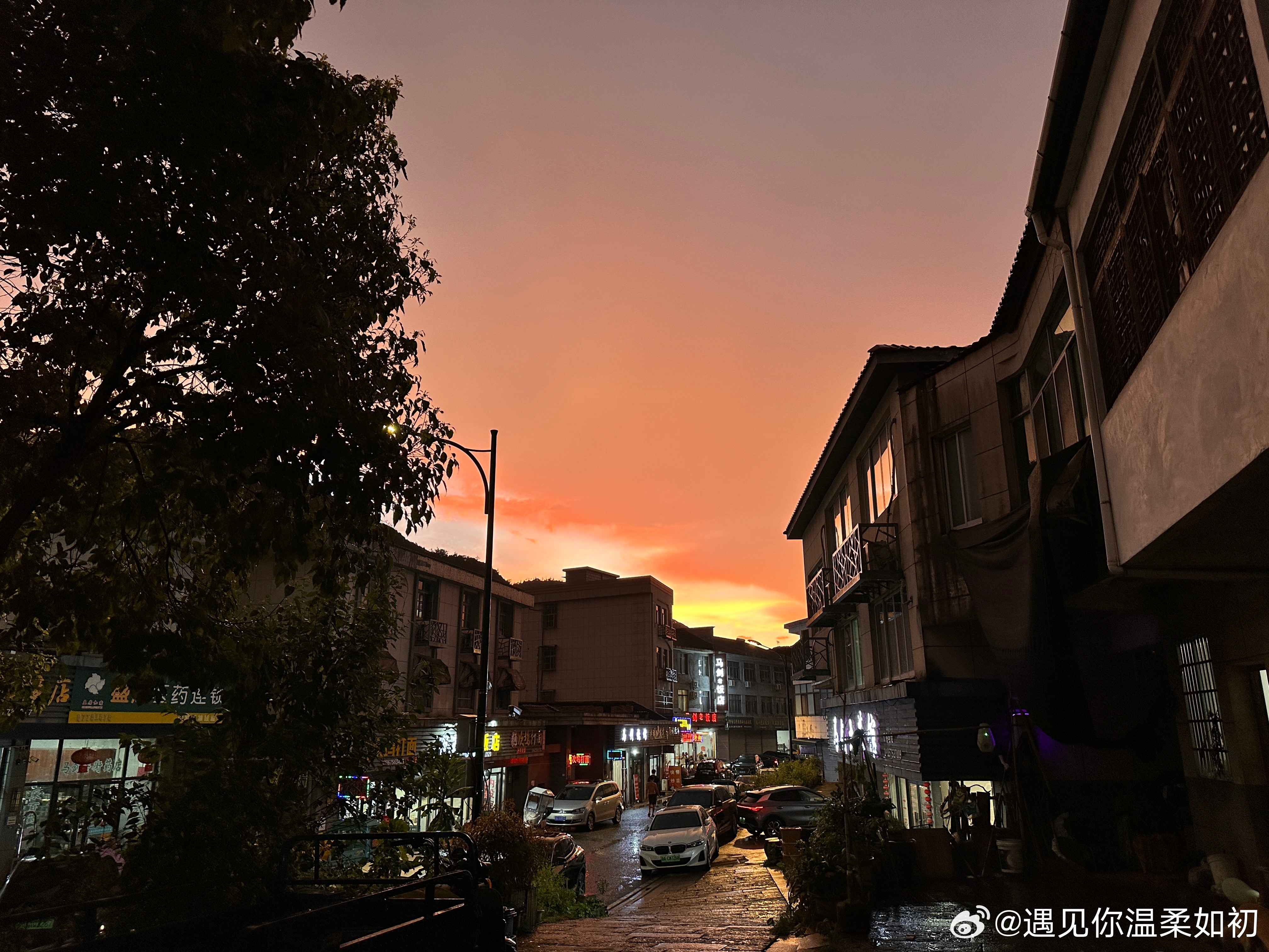 杭州突降冰雹这两天天气怪怪的，都很晚了，天空是这样的颜色。东边很黑，西边是橙色的