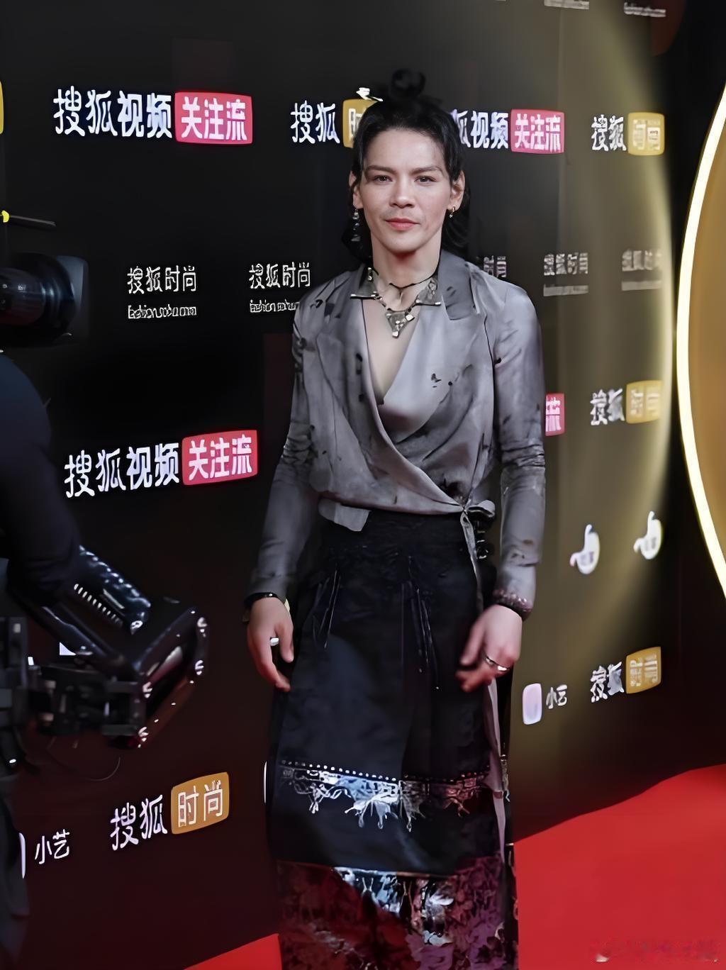 向佐在红毯上生气了 12月22日晚，搜狐时尚盛典上，向佐以一袭独特的马面裙造型亮