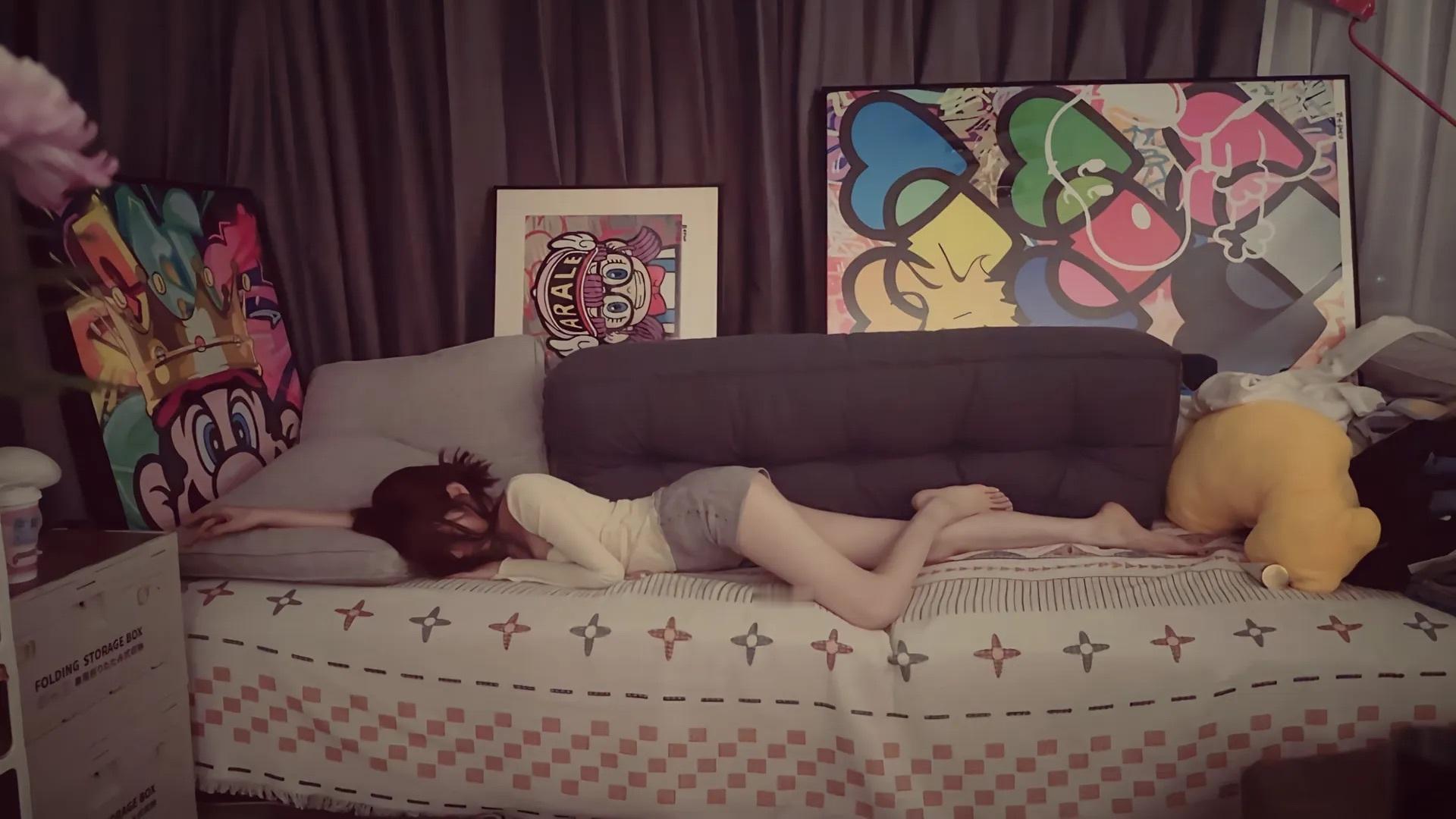 工作人员拍到的一张杨超越下班开门发现我的漂亮老婆在沙发上等我等到睡着 