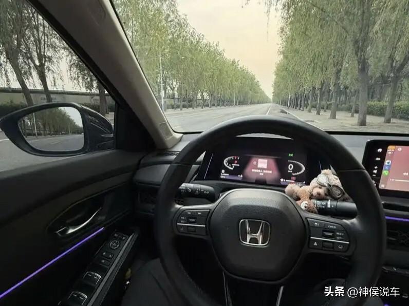 从来驾驶感受来说，轿车就是比SUV好看，高速110，我开朋友的老款昂科旗，我心里