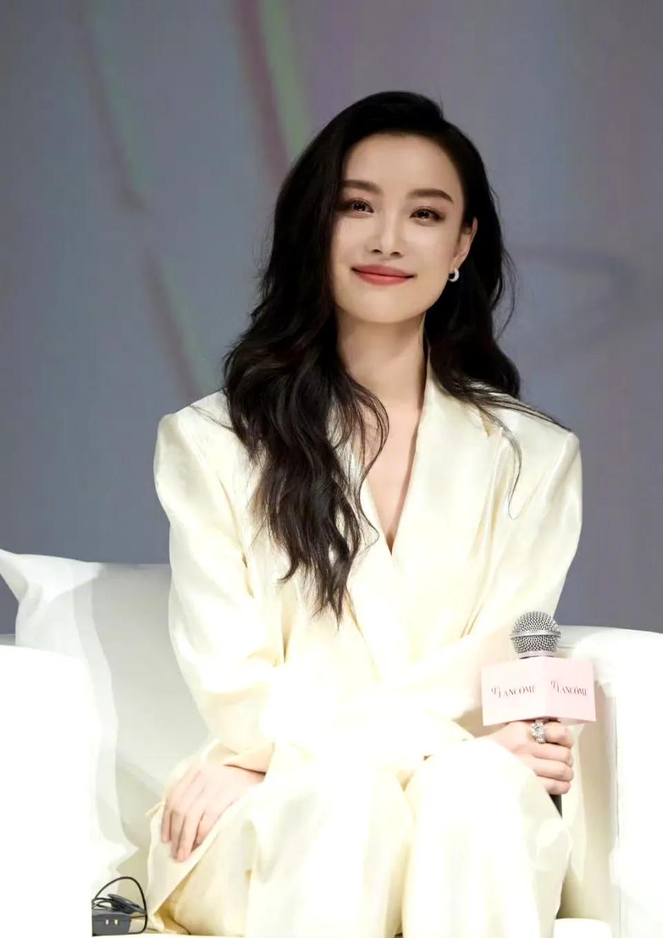 王家卫大翻车事件，倪妮凑啥热闹啊闲的
这事是这样的，繁花的明面上写的编辑是秦雯，