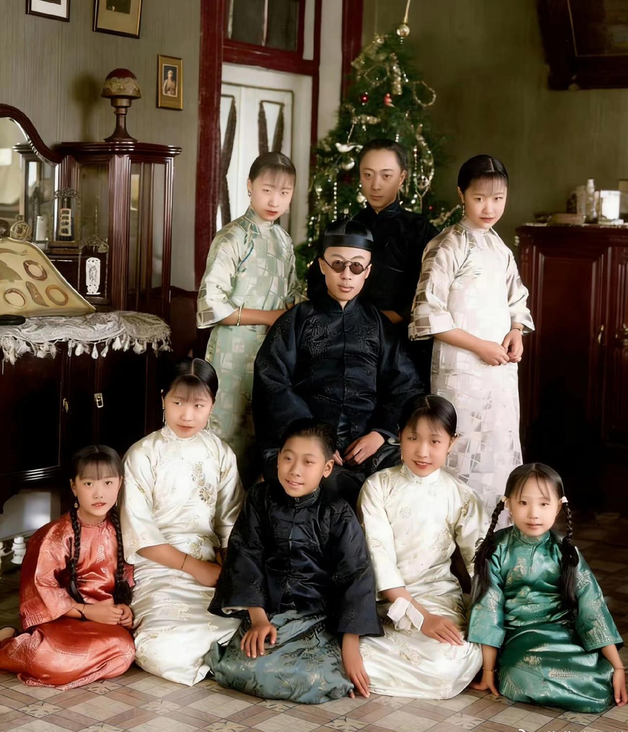 这张1925年在天津张园拍下的老照片，真的太有故事感了！画面里是溥仪和他的弟弟妹