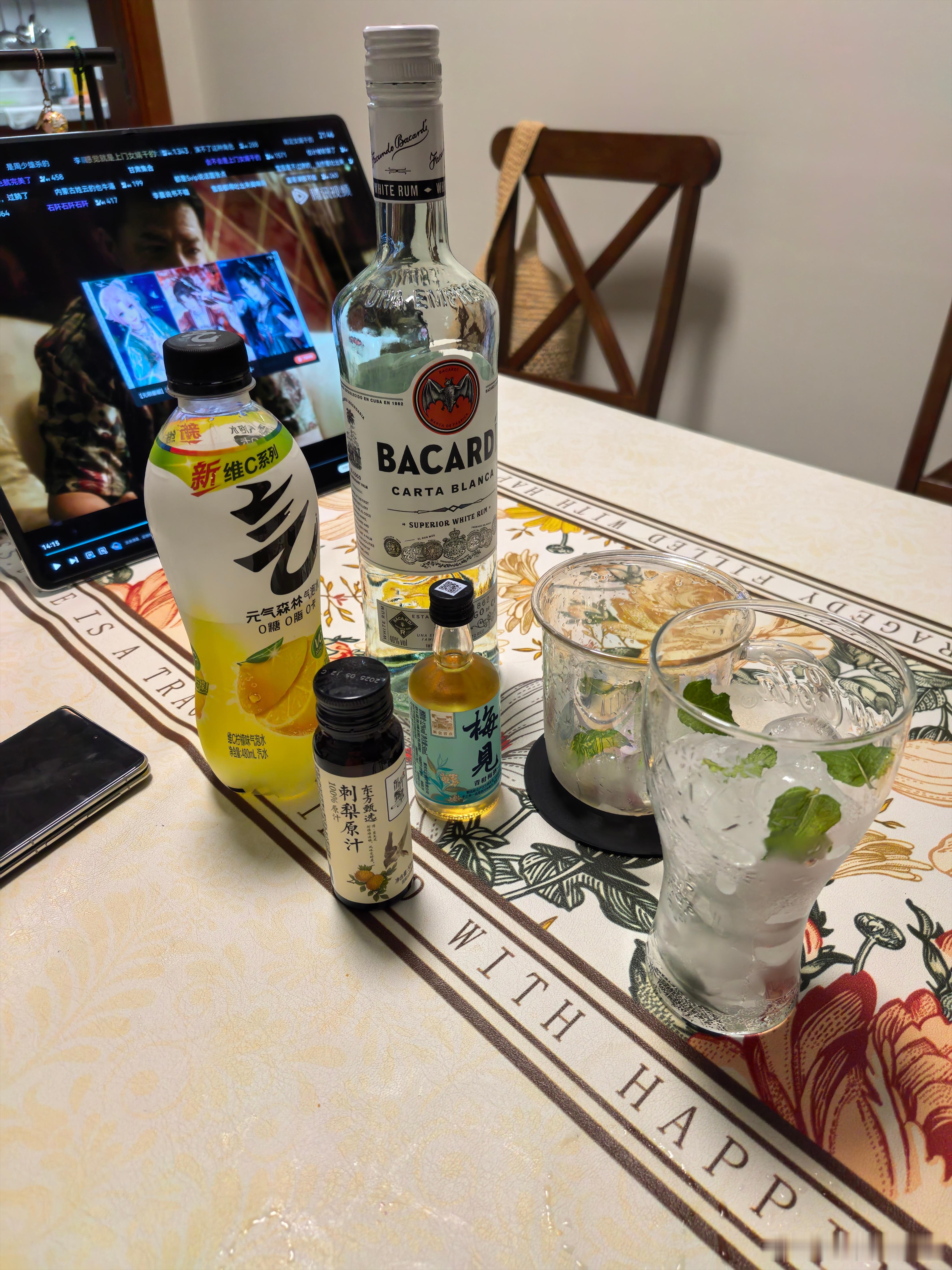 最近在当酒鬼[二哈]自己种的薄荷放进调酒好好喝啊生活碎碎念 ​​​