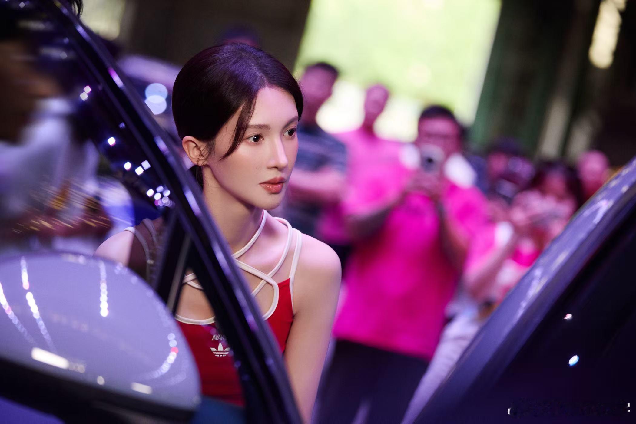 金晨从仙子到大喜只需要一杯奶茶 剧里的南宫婉，金晨演得有仙气，造型让人脑补很多。
