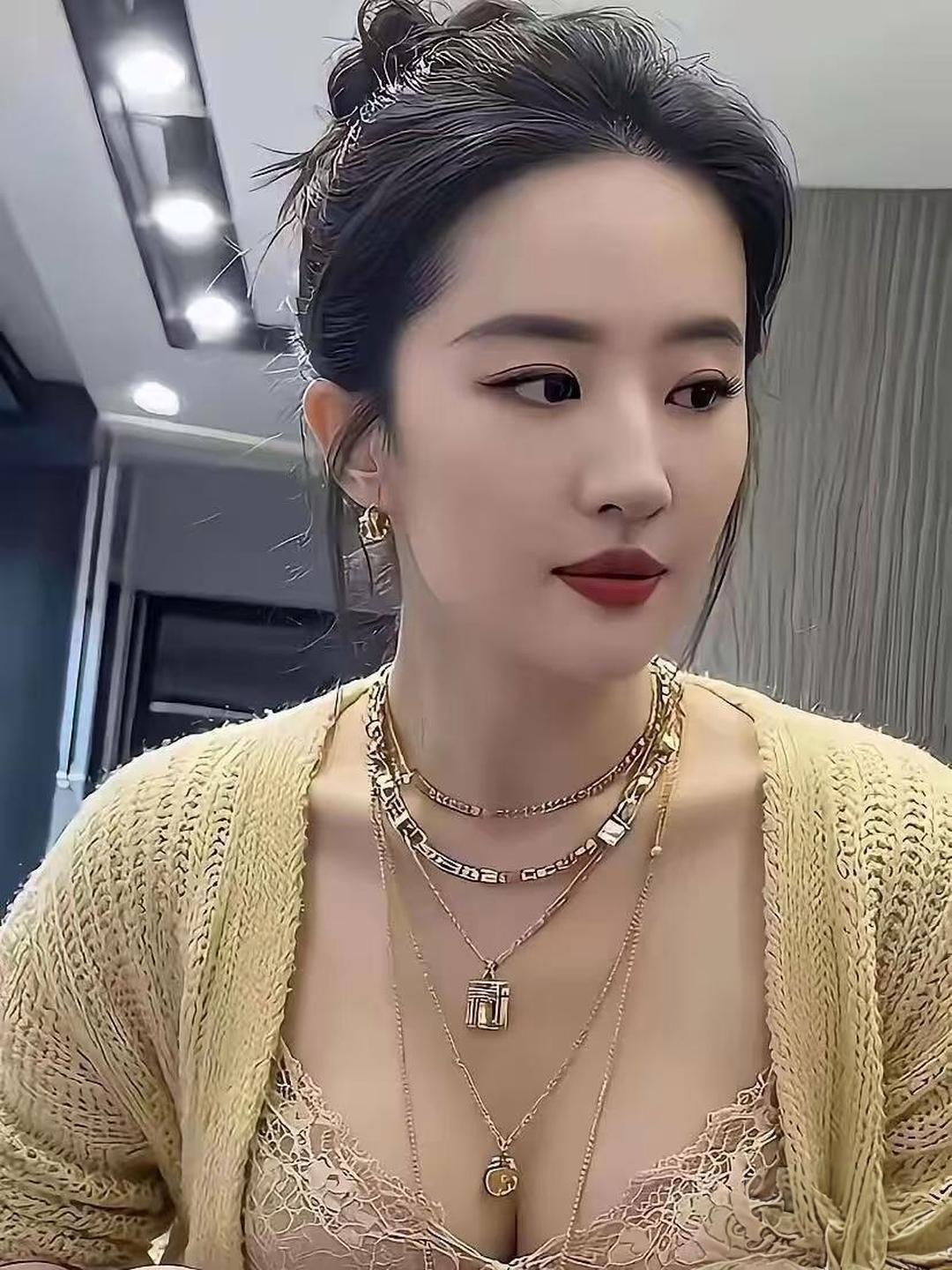 不是所有的美丽都张扬
你偏是那一种
于温柔里藏着锋芒
于沉静里藏着星光