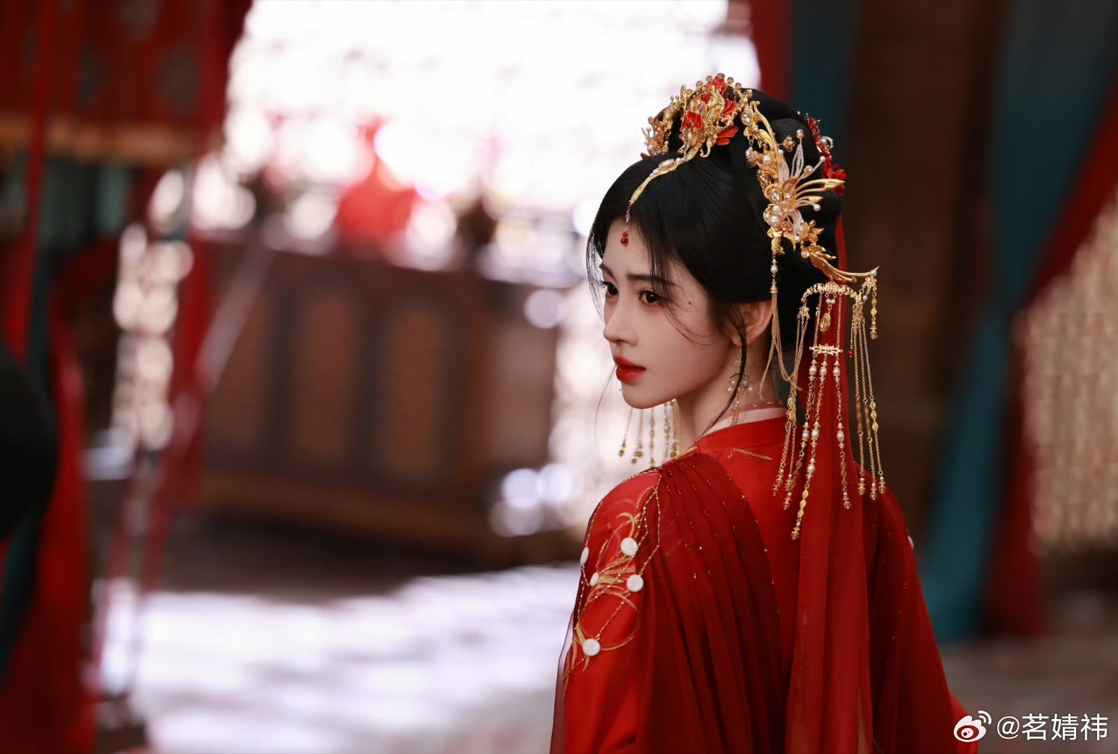 jjy鞠婧祎来战jjy鞠婧祎阿黛“白色话筒 橘子项链 给粉丝买星巴克 挥手再见 