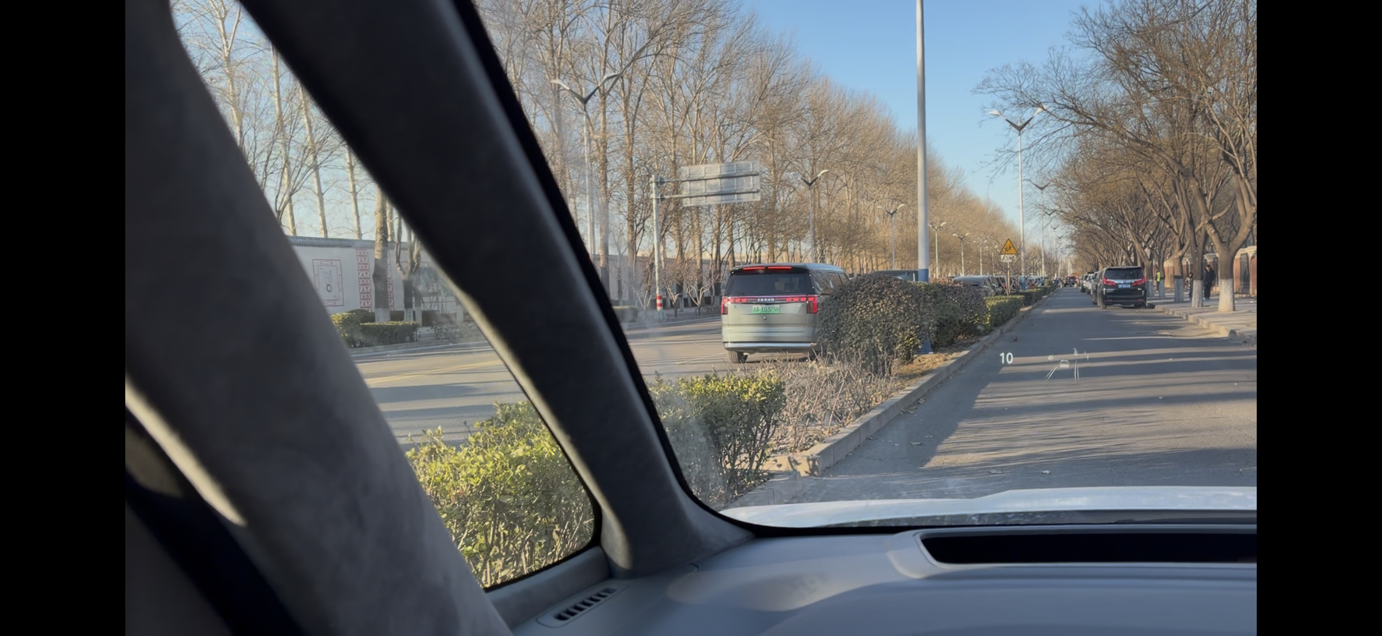 接娃转了一圈，门口的车友还挺多，7 座版的 009 真的是很全面啊！ 