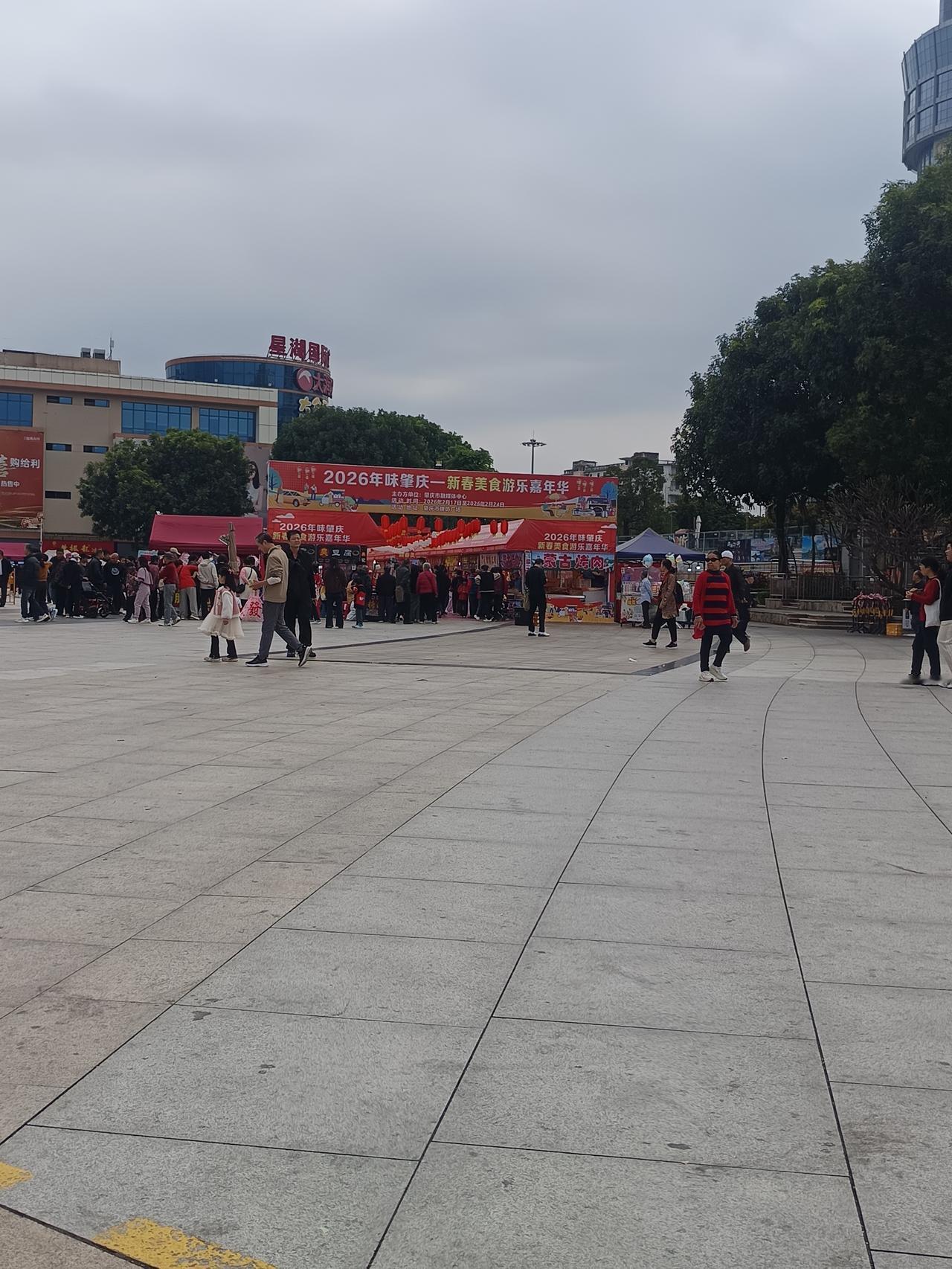 我终于明白了
为什么肇庆没什么好玩的地方
节假日却依然有这么多旅客来这里玩

