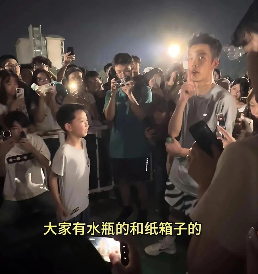 苦尽甘来了！还记得郑州那位跟着烧伤母亲、在校园里帮忙收废品的小男孩吗？原来他的妈