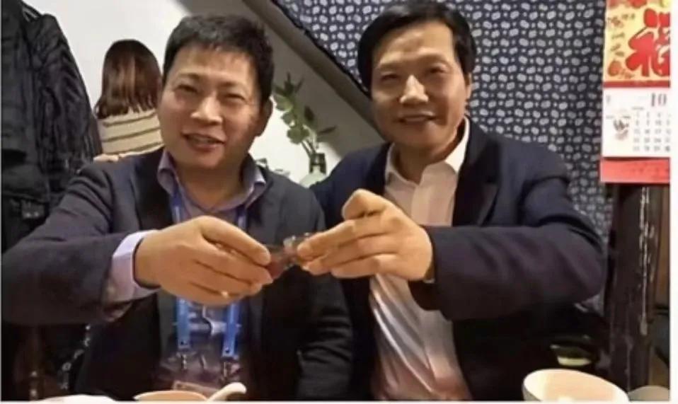 雷军和余承东两人对饮，这两人坐一起吃饭，面带笑容，余承东这次看着帅气了，也精神十