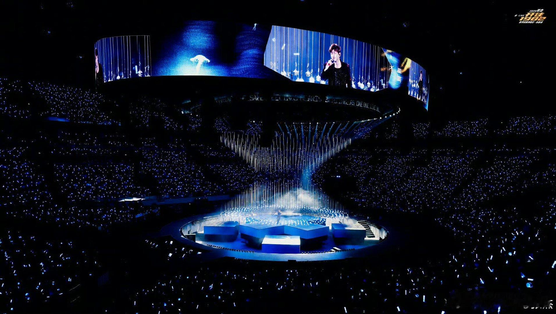 张杰明天过后有满天的星星 双向奔赴名场面！张杰唱《明天过后》，歌迷用闪光灯把场馆