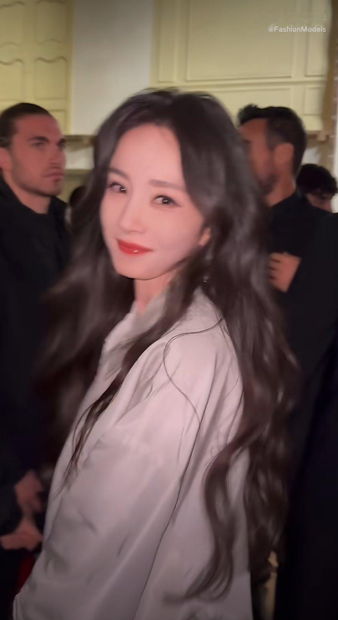 杨幂怼脸镜头好美 喜欢她明媚的笑 