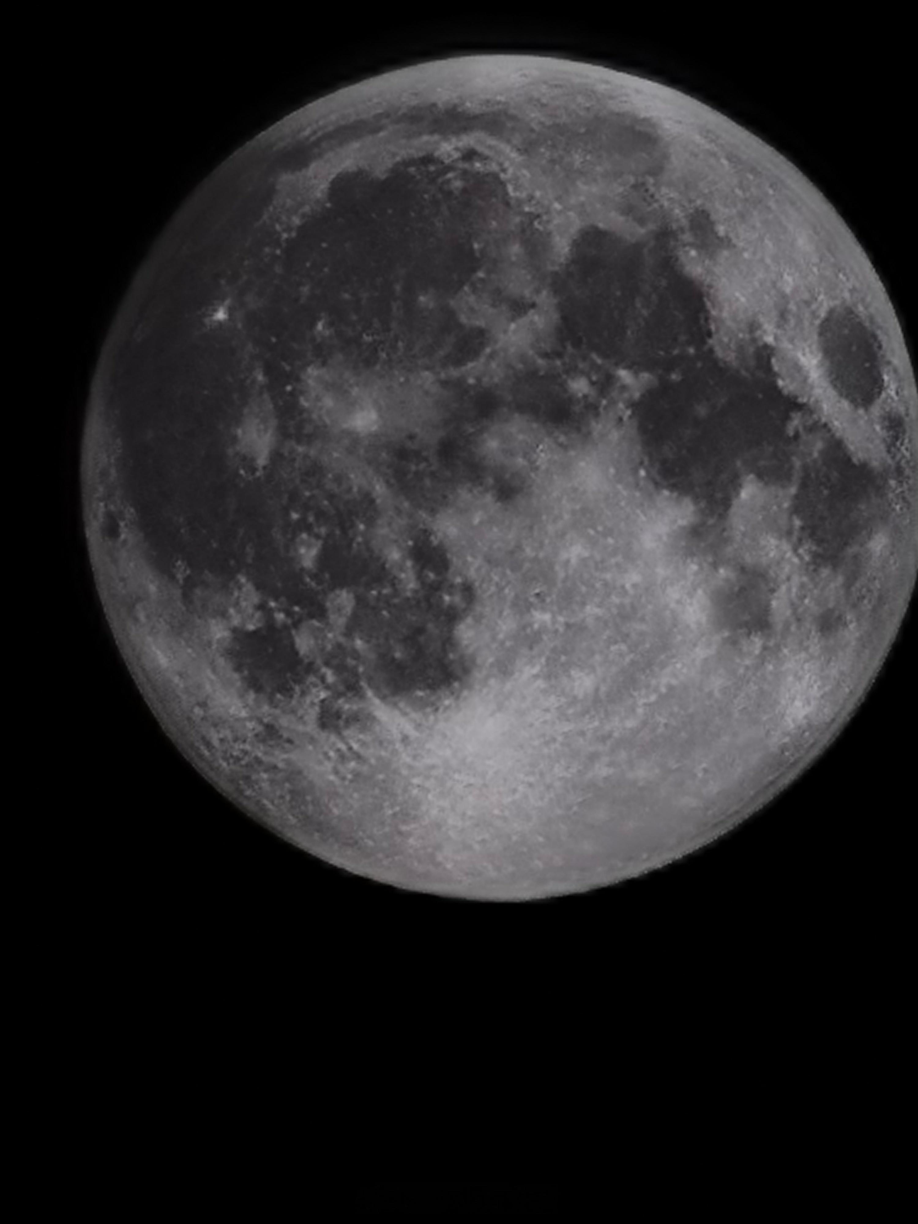 82.5倍变焦下拍的月亮 ​​​