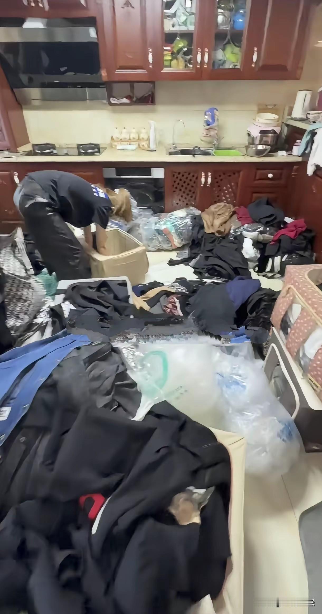 房子很大，东西很多，主人好像也没有时间打理，所以显得有些乱七八糟的，这么大的家，