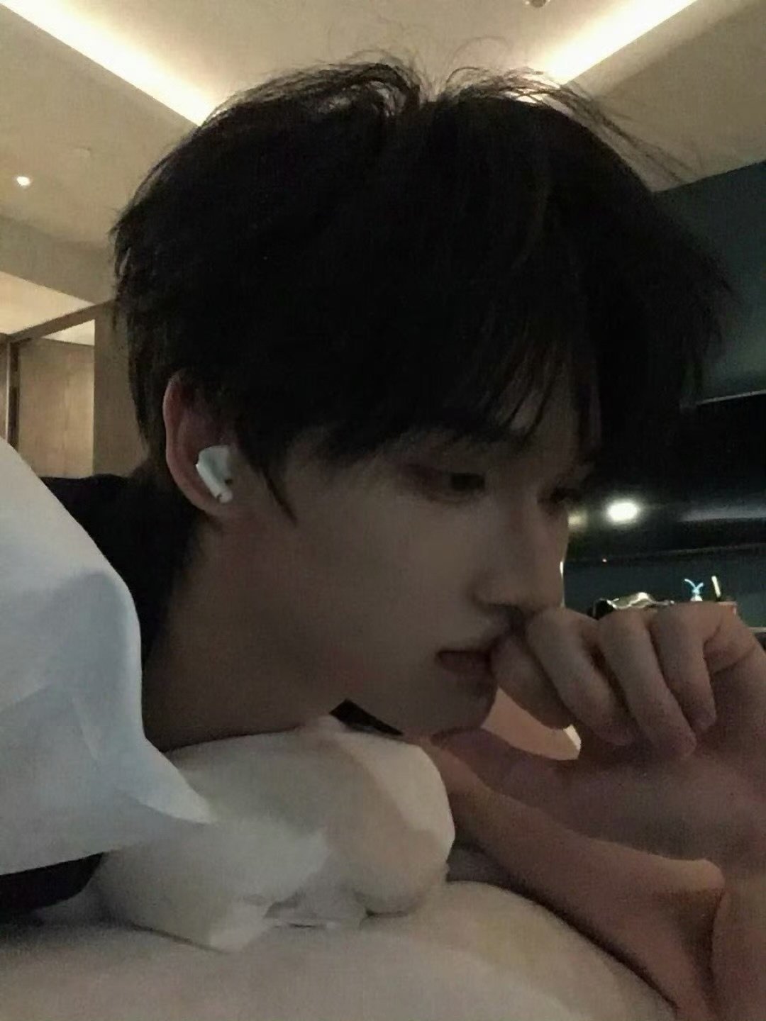 余宇涵澄清抽烟既然热一 不如多多关注孩子有多帅吧 